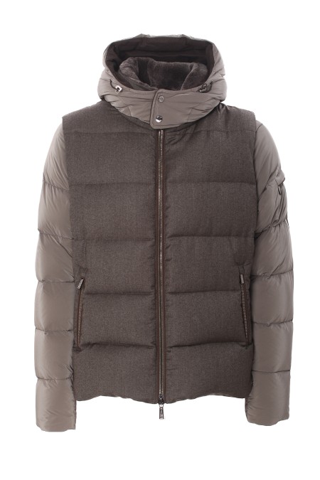 Shop MOORER  Bomber: Moorer bomber realizzato in lana mista cashmere, imbottito in piuma d'oca.
Possibilità di staccare maniche, cappuccio e collo, permettendo di usare questo capo anche come gilet.
Collo in montone merinos leggermente brinato.
Cappuccio e maniche in microfibra.
Chiusura frontale con zip doppio cursore.
Tasche laterali con zip.
Tasche interne portadocumenti.
Composizione esterna: 94% Lana, 6% Cashmere.
Made in Italy.. CASCIANO FUR OSL-U0314